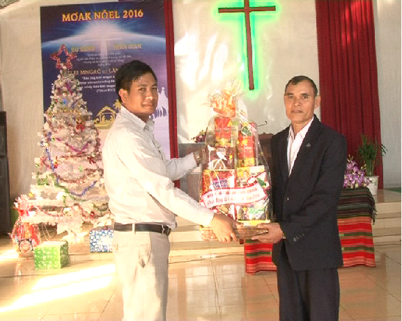 Huyện Krông Năng tổ chức đi thăm chúc mừng nhân dịp Lễ giáng sinh 2016